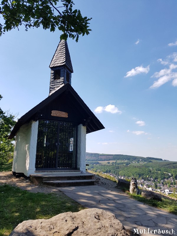 Luna grüßt von der Waldkapelle am Obermaubacher Stausee